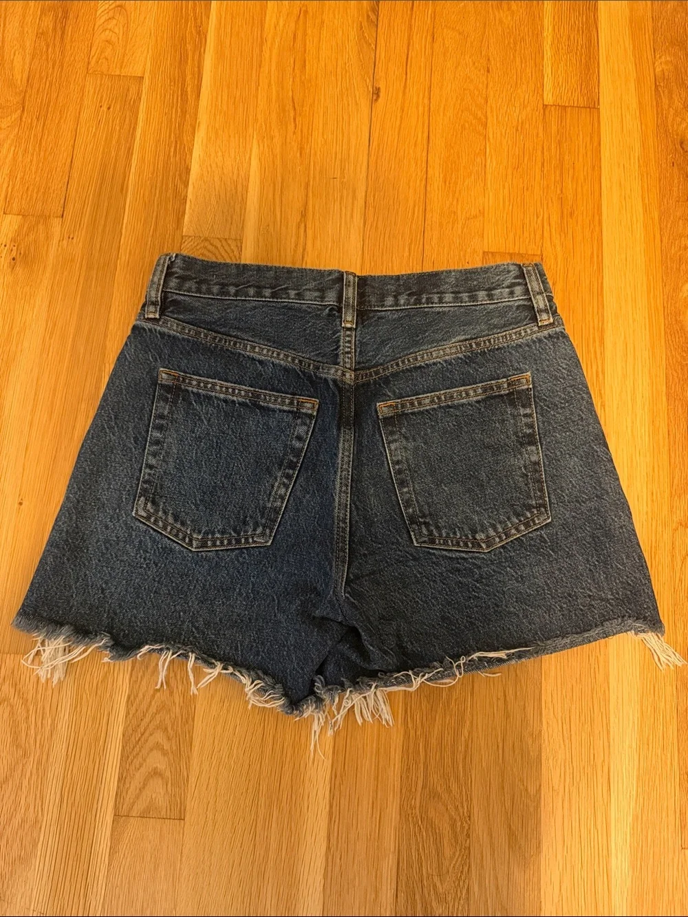 Frame Denim The Long Hang Jean Shorts in “Goose” wash - Size 24